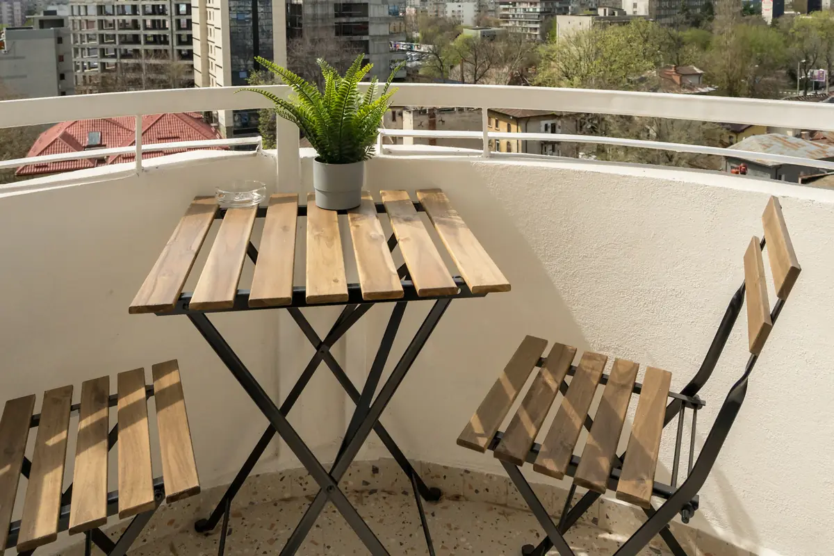Balconul din TapOne Burebista, cu masă bistro și panoramă asupra orașului