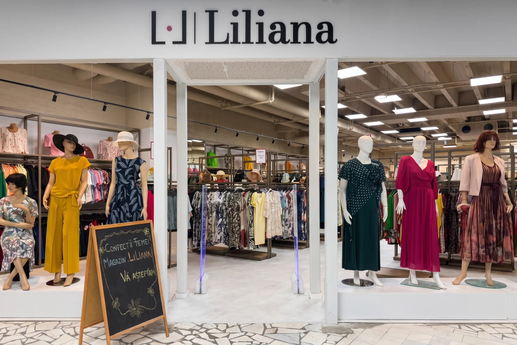Vitrina magazinului Liliana Trade, cu firma montată deasupra intrării