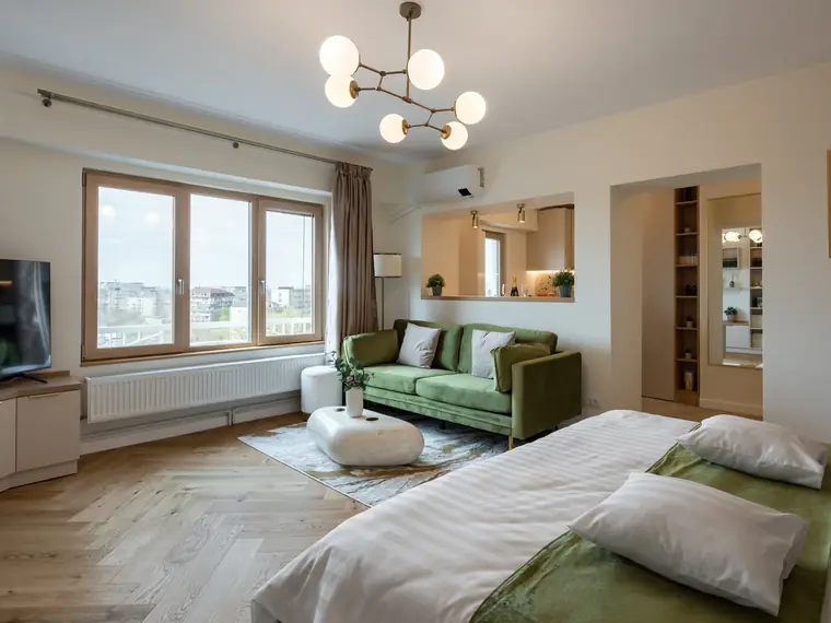 Livingul unui apartament amenajat la cheie, cu lumină de zi