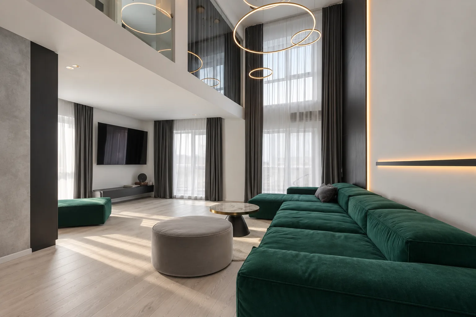Randare 3D a livingului Emerald Halo, cu o canapea verde smarald și corpuri circulare suspendate.