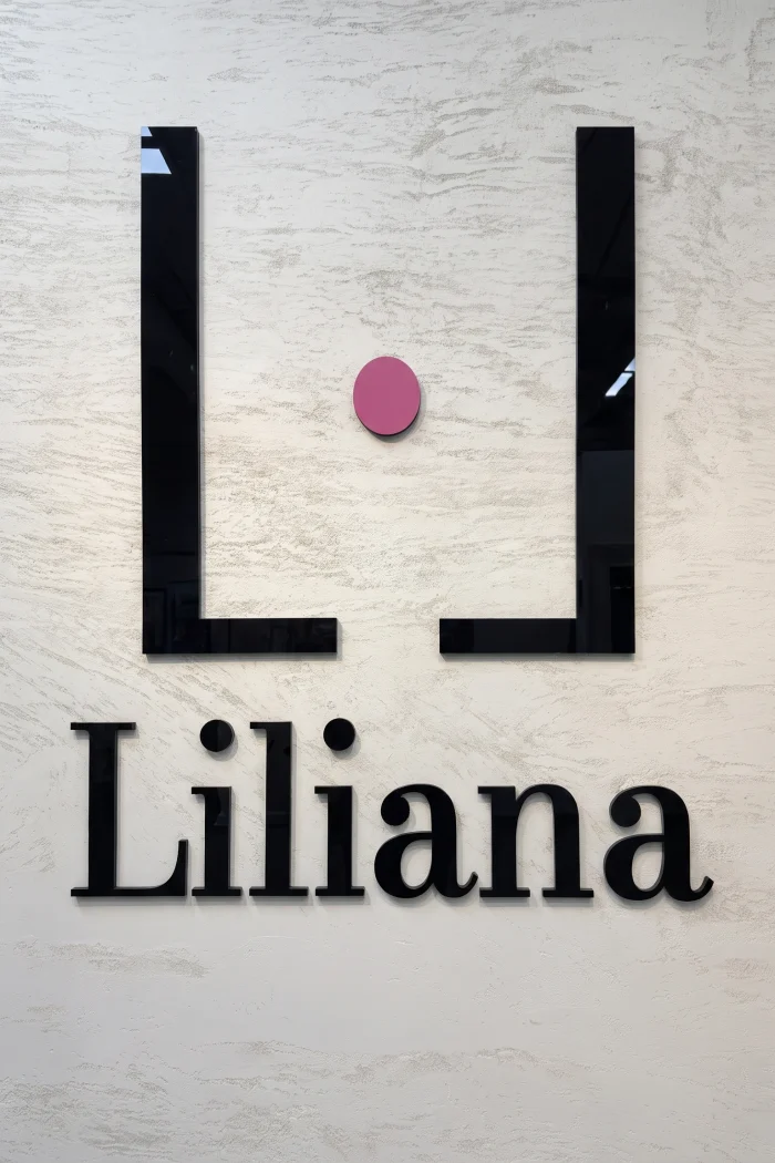 Firma Liliana montată pe peretele de tencuială decorativă