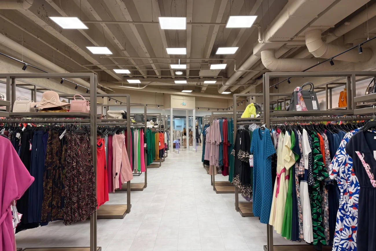 Culoarul de la intrarea în magazinul Liliana Trade, cu rafturile pe ambele laturi