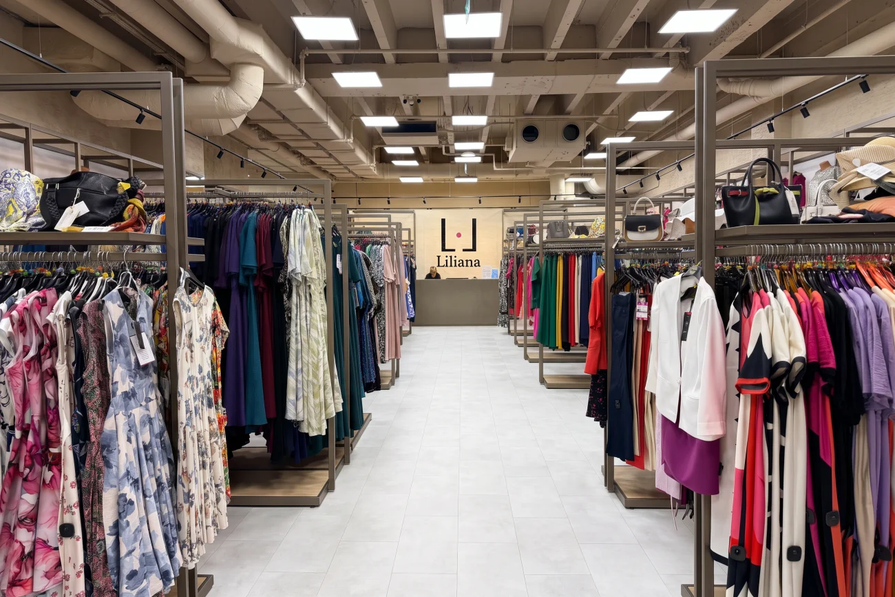 Sala de vânzare a magazinului Liliana Trade, spre zona de casă