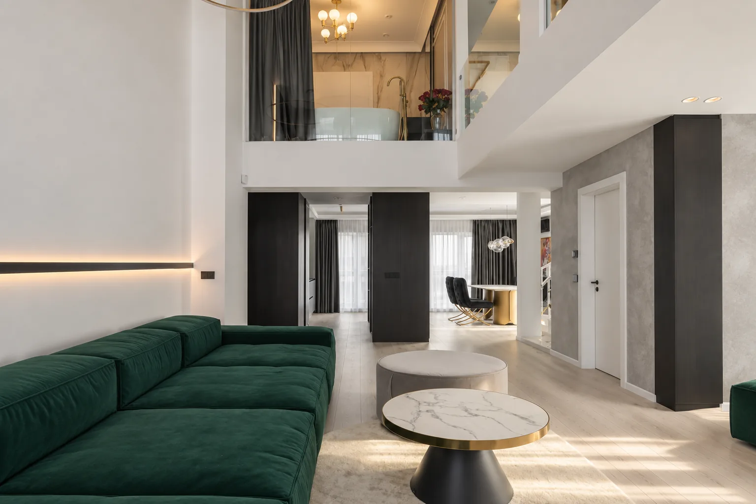 Randare 3D a livingului Emerald Halo, cu diningul în fundal și baia vizibilă la nivelul superior.